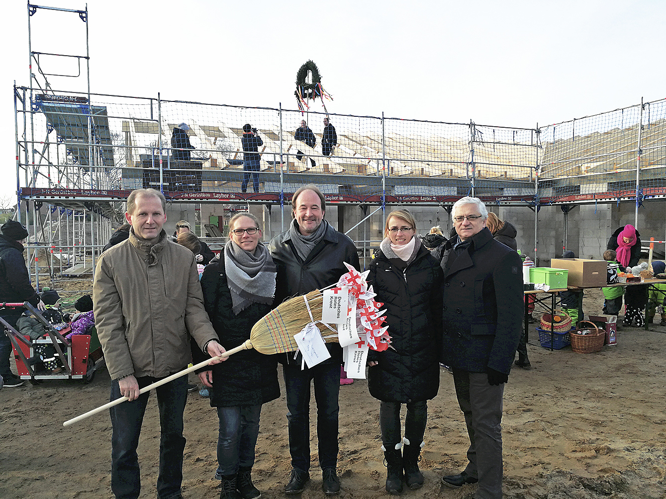 Freuten sich über das Richtfest (v. li.): Bauamtsleiter Uwe Gundlach, Marina Müller, Robert Isernhagen, Architektin Evamaria Neumann (Architekturbüro Reinhard) und DRK-Chef Roger Grewe Fotos: thl