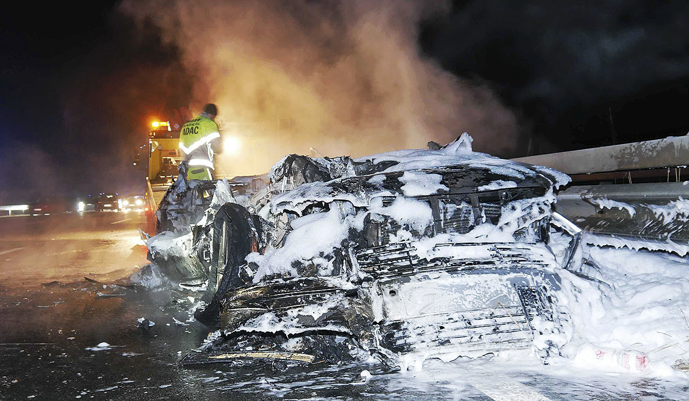 Der brennende Audi wurde von der Feuerwehr gelöscht