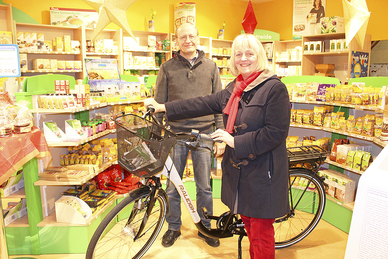 Harald Titz überreicht Renate Horch ihr gewonnenes E-Bike