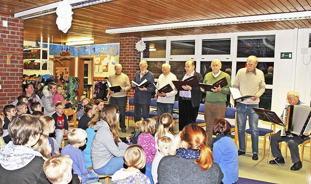 Sieben "Töster Sänger" stimmen die Kinder auf Weihnachten ein