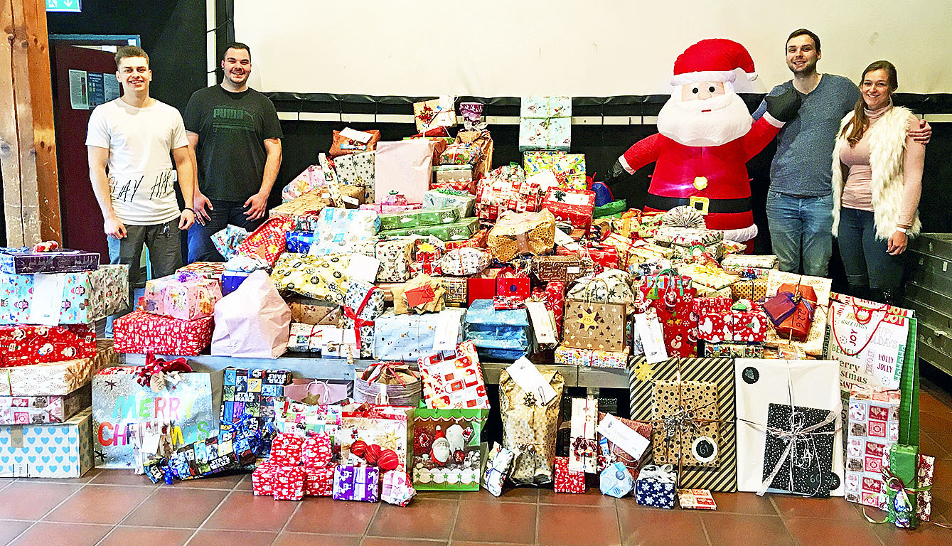 Mit den 250 Wunschbaum-Geschenken im Jugendzentrum (v. li.): Lennart Golle, Marco Klüß, Lennard Weiß und Jacqueline Kämpfer