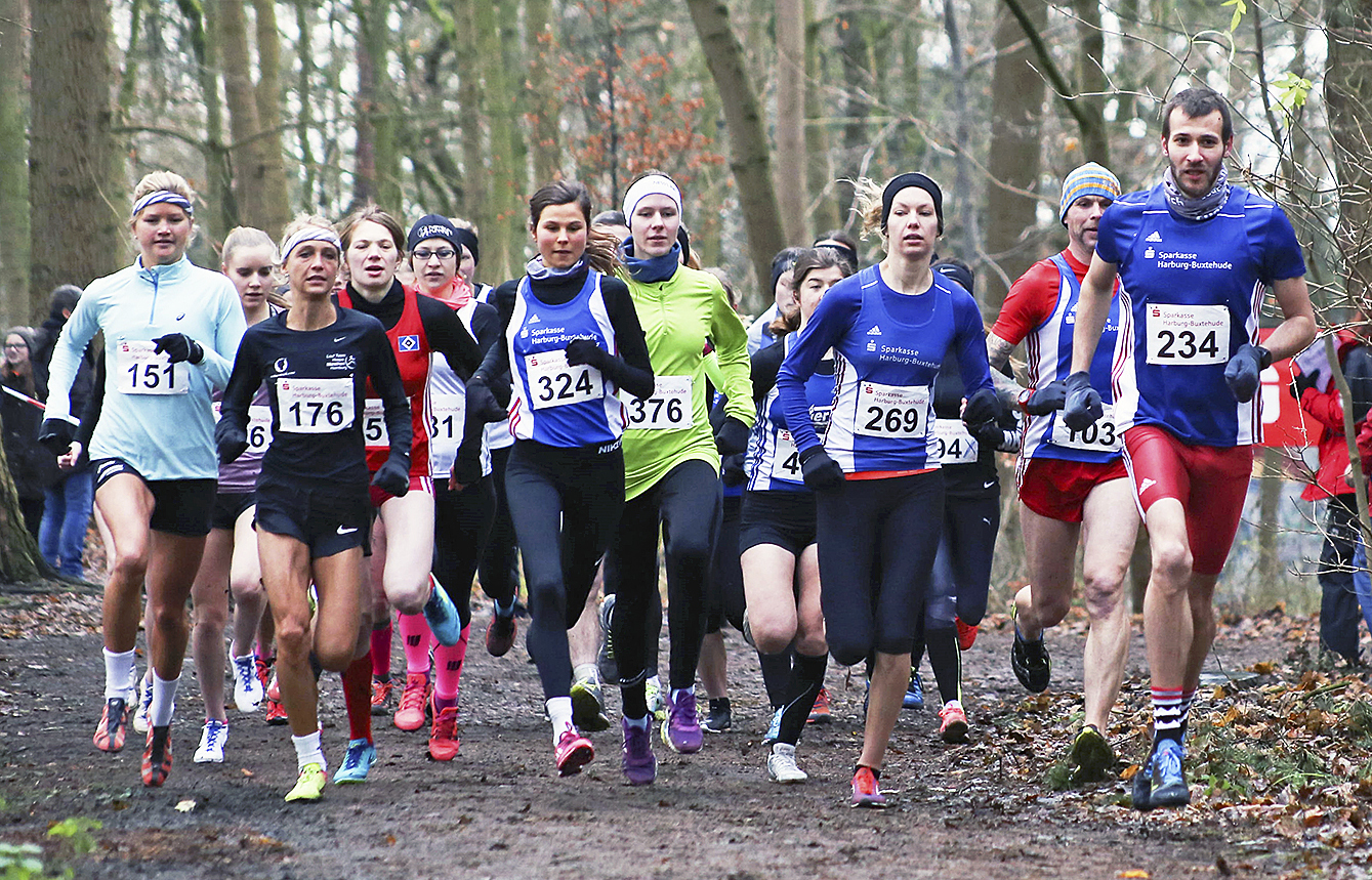 Am Start: Die spätere Siegerin Jana Sussmann (Nr. 176) neben Josefine Meyer-Ranke (324). Ganz rechts: Der spätere Hauptlaufsieger Jannik Schütt (234)