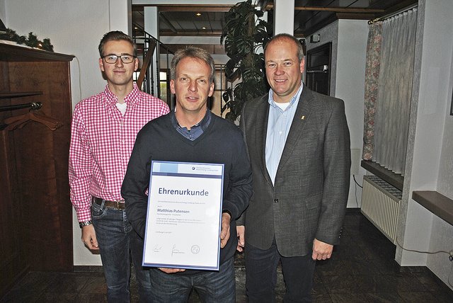 Gratulation zur Auszeichnung: Matthias Putensen (vorne) mit seinem Chef Horst Neben junior und dessen Sohn Horst Neben junior junior