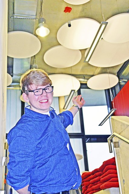 Sven (18) zeigt auf seinen CanSat (mit rotem "Fallschirm" unter der Decke), eines von drei Projekten, das er als "Maker" realisiert hat