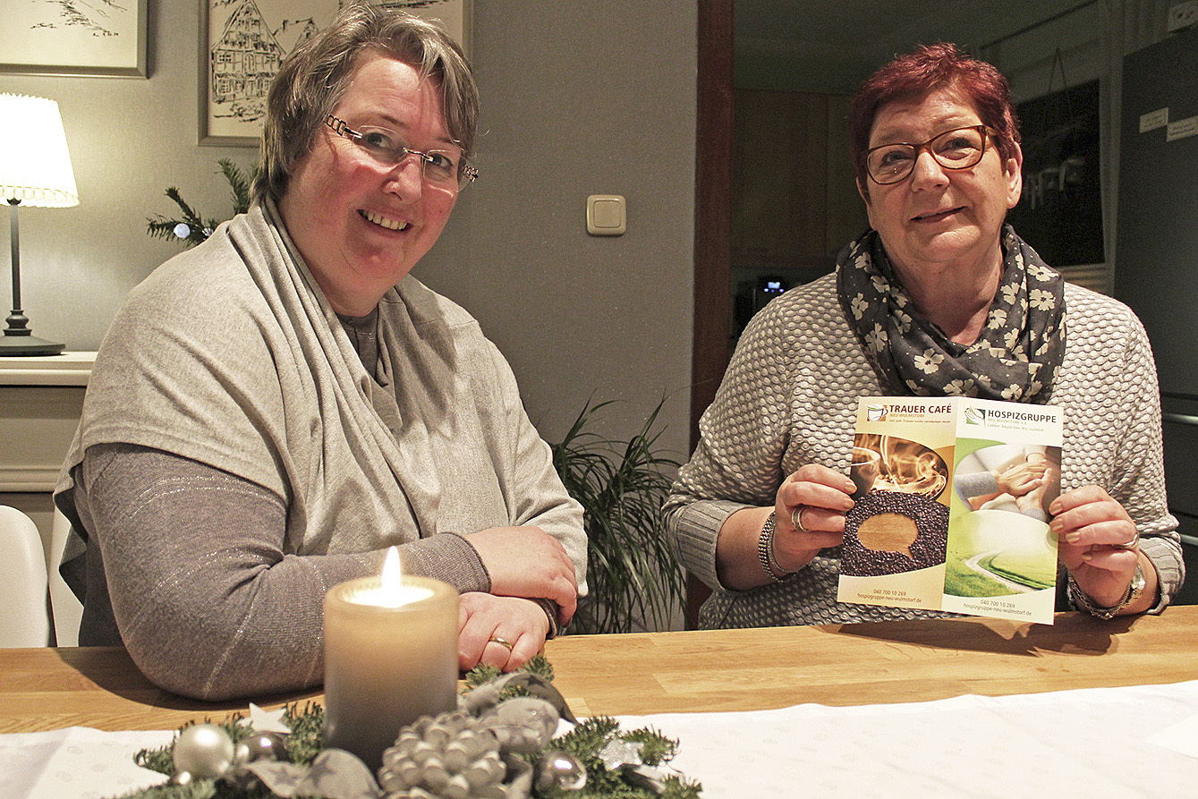 Zuhören, für andere da sein, sie trösten: die Hospizbegleiterinnen Martina Wüstefeld (li.) und Elke Ubbe mit dem Flyer der Hospizgruppe