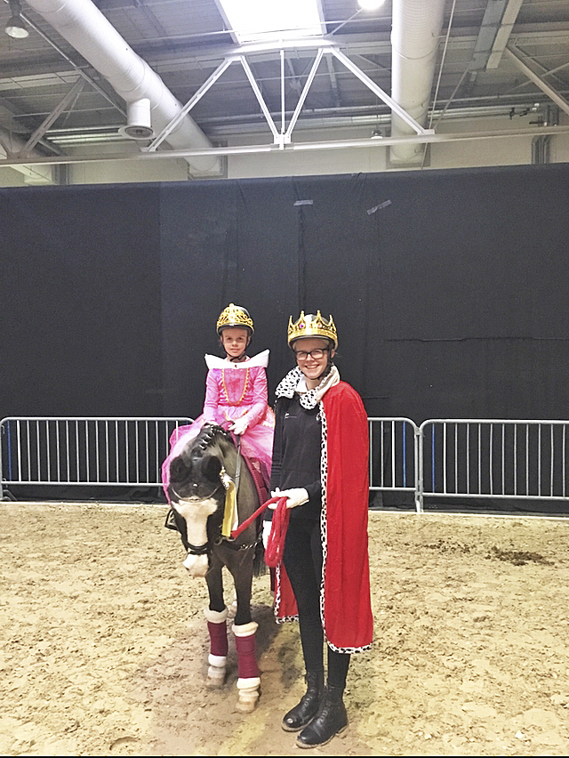 Mit ihrer großen Schwester Inka: Insa Diercks mit Pony "Manitou"