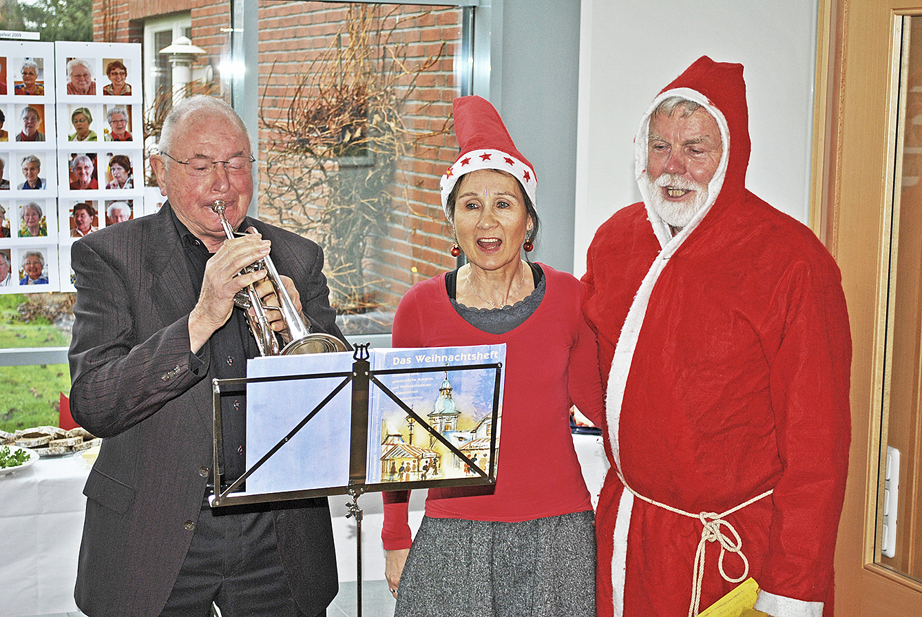 Auf der "Geburtstagsfeier" der Rheuma-Liga in Salzhausen: Leiterin Deti Kanefendt, "Weihnachtsmann" Hans-Hermann Putensen vom Kirchenvorstand und Otto Stöckmann von der LKG Gödenstorf