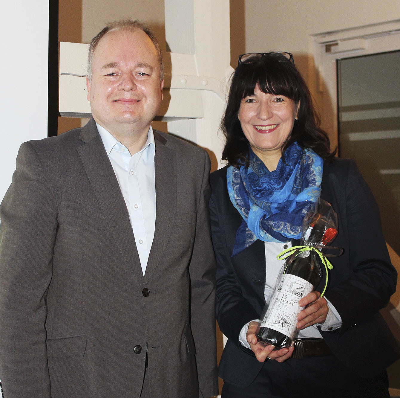 Uwe Fricke, WVB-Vorsitzender, bedankt sich bei der Wirtschaftsförderin Kerstin Maack für ihren Vortrag
