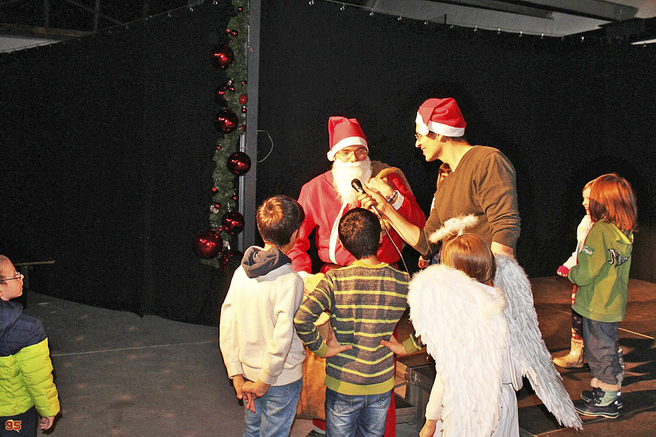 Ein Höhepunkt des Festes: Der Weihnachtsmann und sein Engel werden von Quartiersmanager Sven Dunker begrüßt