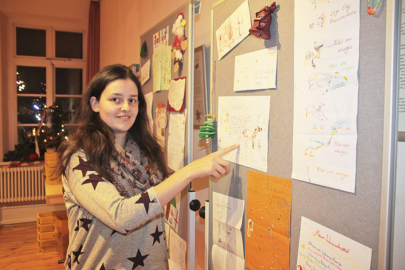Ronja Dipper präsentiert die schönsten Briefe an einer Stellwand Fotos: tp