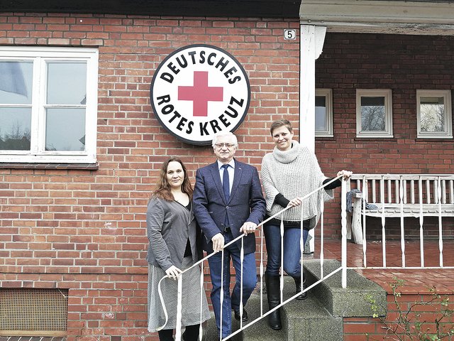 DRK-Chef Roger Grewe und seine Mitarbeiterinnen Britta Dibbern (li.) und Yvonne Baet stellten das Modell vor