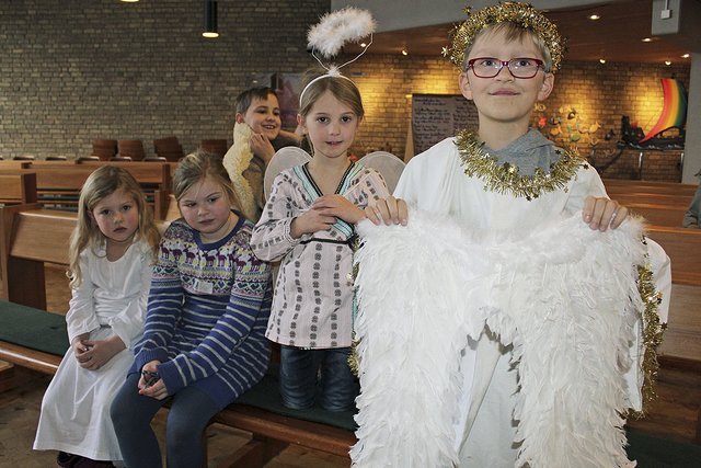 Die beiden Engel Annemieke und Jimmy, der die begehrte Sprechrolle bekommen hat