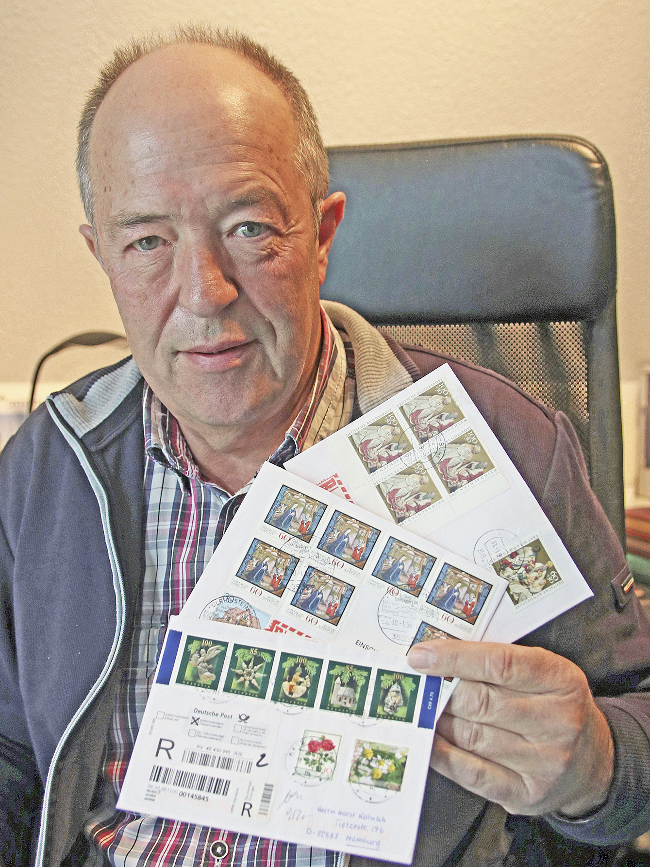 Günther Borchers zeigt Weihnachtspost mit besonders schönen Marken Fotos: jd
