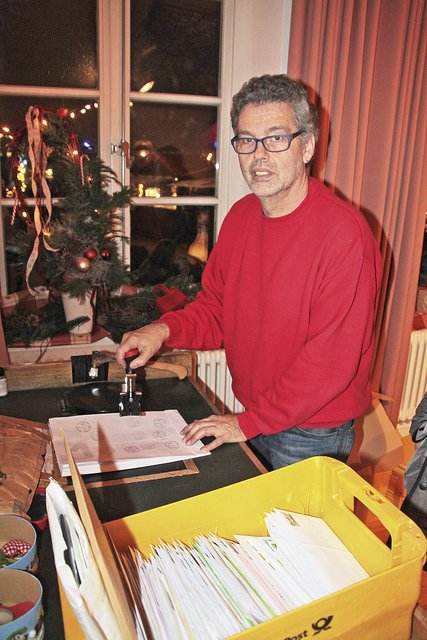 Postamts-Chef Wolfgang Dipper stempelt Briefe per Hand