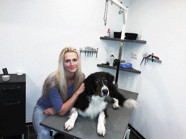 Petra Tesch mit einem ihrer Kunden, dem Border-Collie-Mix Eddy