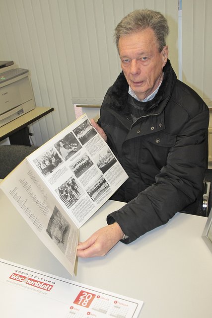 Musikfreund Klaus-Dieter Stahnke﻿ zeigt die Schallplattenrückseite