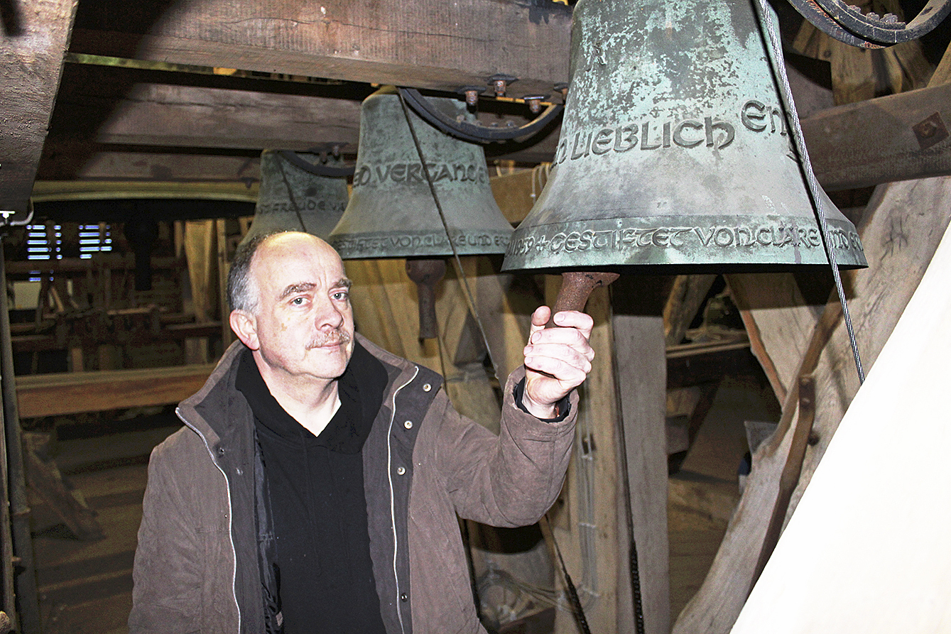 Hans Jörg Gerdes kümmert sich als ehrenamtlicher Glockenwart darum, dass die Glocken der
St. Cosmae Kirche zur richtigen Zeit läuten