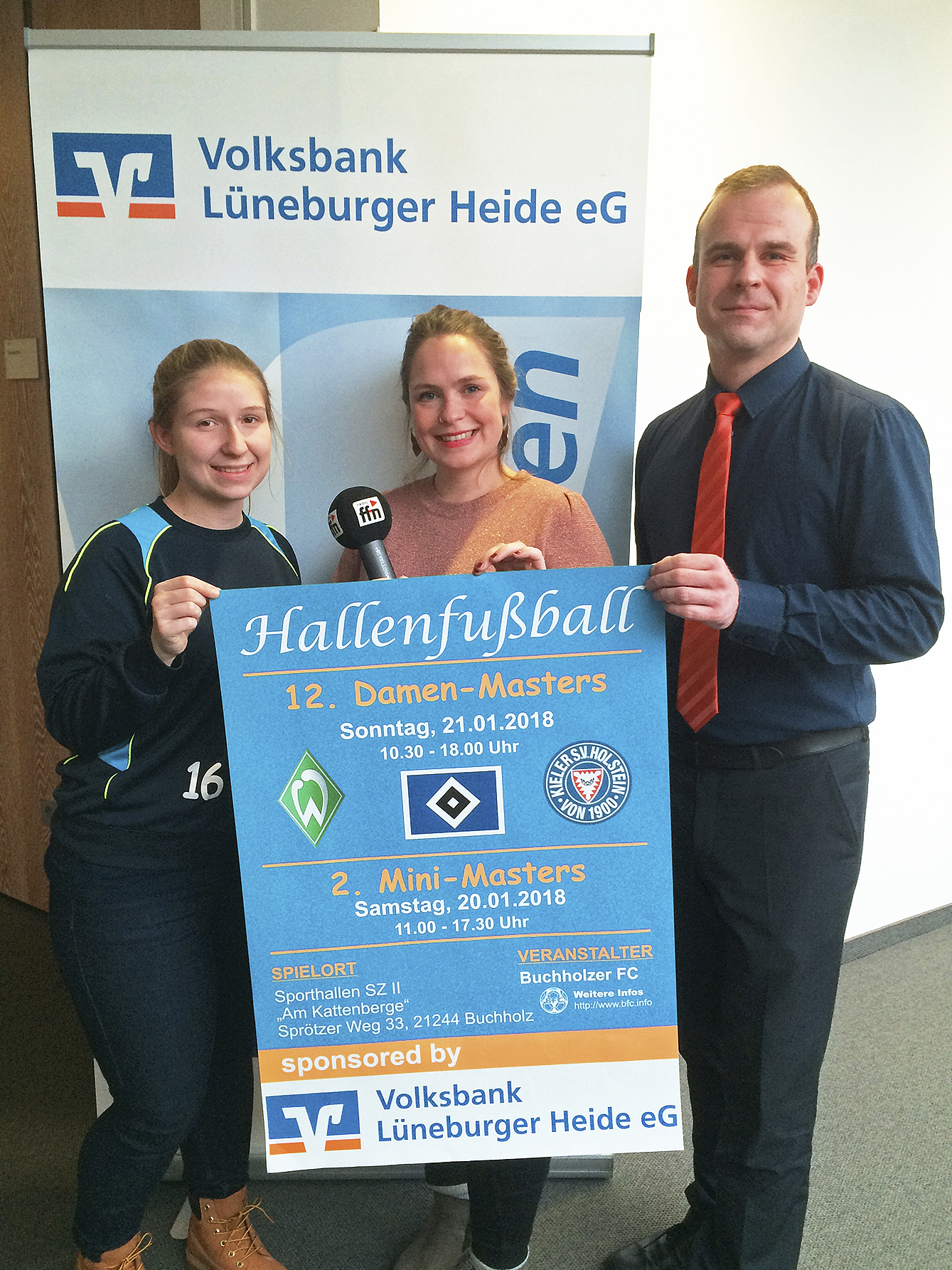 Nach der Auslosung: (v. li.) Julia Karstens (BFC), Glücksfee Lena Baack und Andreas Gerdau (Volksbank Lüneburger Heide)