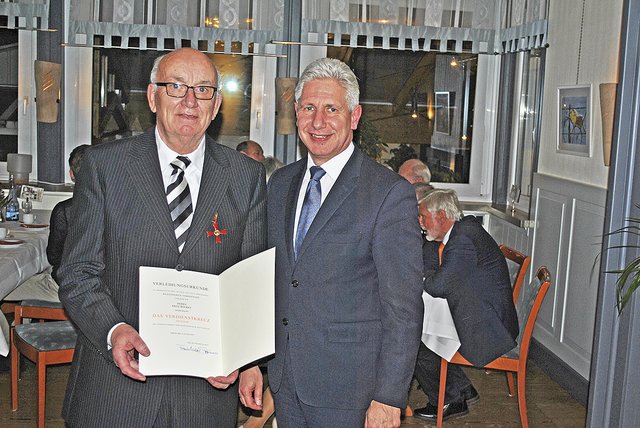 Ein Höhepunkt im Jahr 2017: Landrat Rainer Rempe (re.) verleiht das Bundesverdienstkreuz an Fritz Bockey