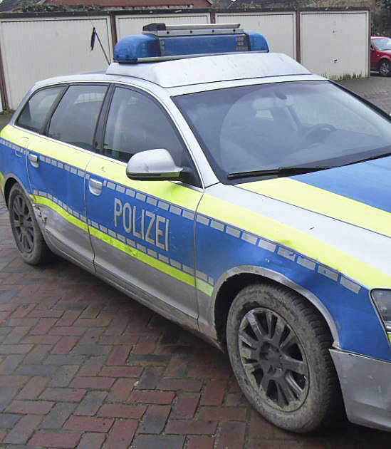 Der Streifenwagen wurde erheblich beschädigt