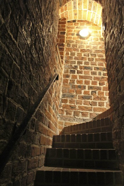 Eine steile Treppe führt in den ersten Stock zum zweiten Ausstellungsraum