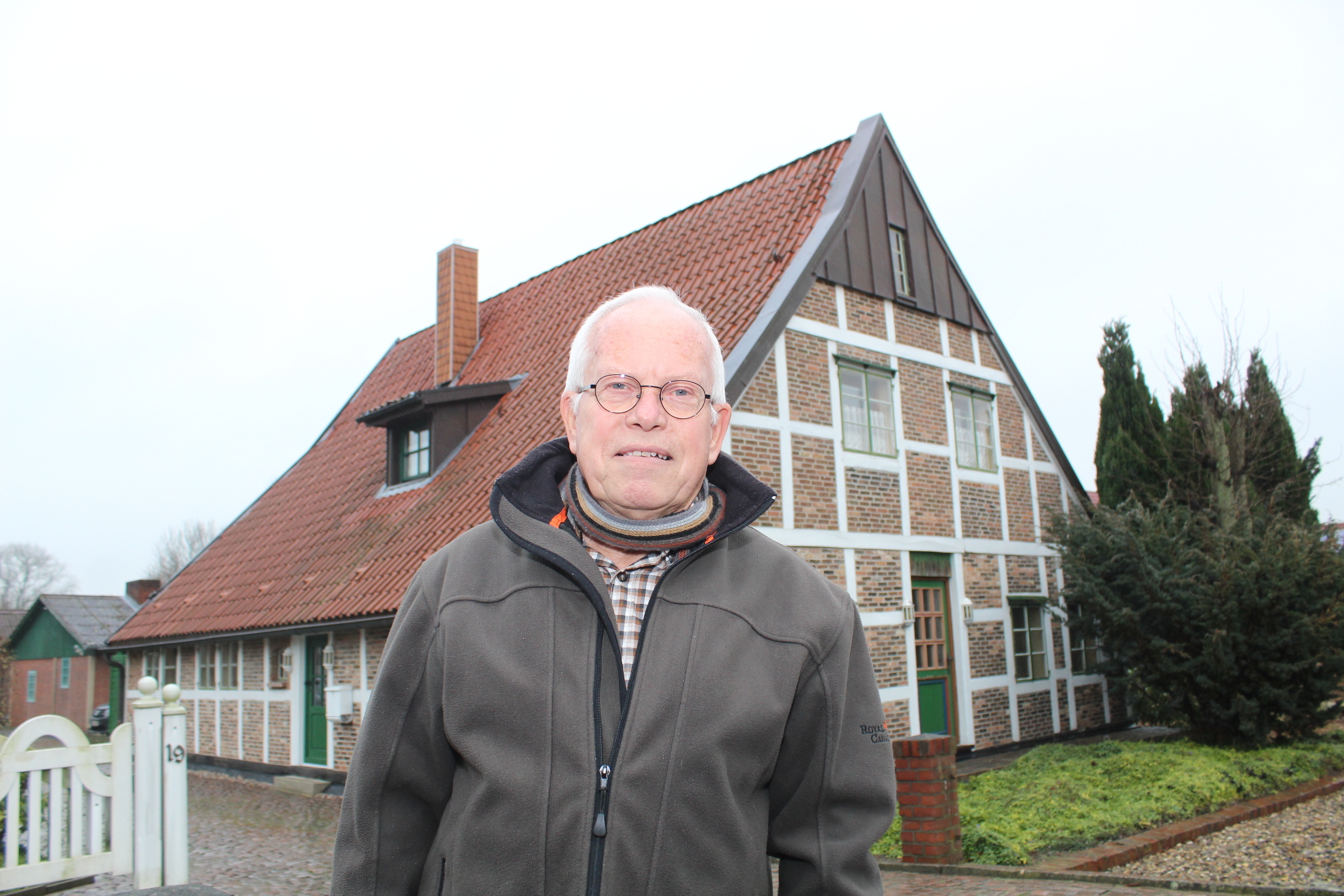 Robert Kamprad vor dem Häuslingshaus, das er in siebter Generation sein Zuhaue nennt