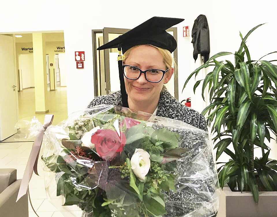 Die letzte Prüfung ist geschafft, die Approbation als Ärztin hat sie in der Tasche: Dr. Alexandra Schiemang (42) hat ihren Traumberuf trotz Umwegen nie aus den Augen verloren