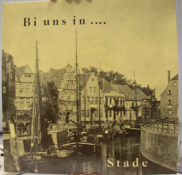 Der alte Hafen und der Schwedenspeicher (re.) sind auf dem Cover abgebildet