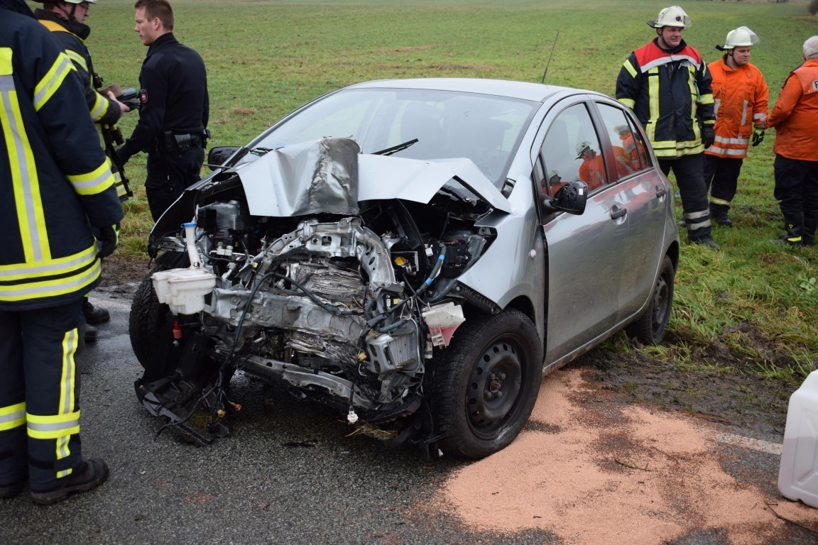 Der Wagen wurde im Frontbereich erheblich zerstört