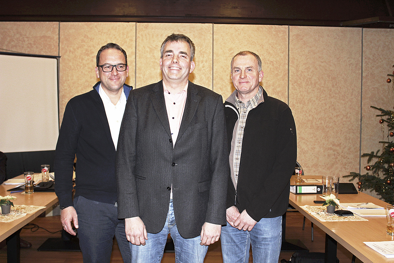 Bliedersdorfs neuer Bürgermeister Tobias Terne (Mitte) mit
seinem Stellvertreter Andreas Arndt (li.) und dem Nachrücker im Rat für Rainer Schulz Michael Stöver