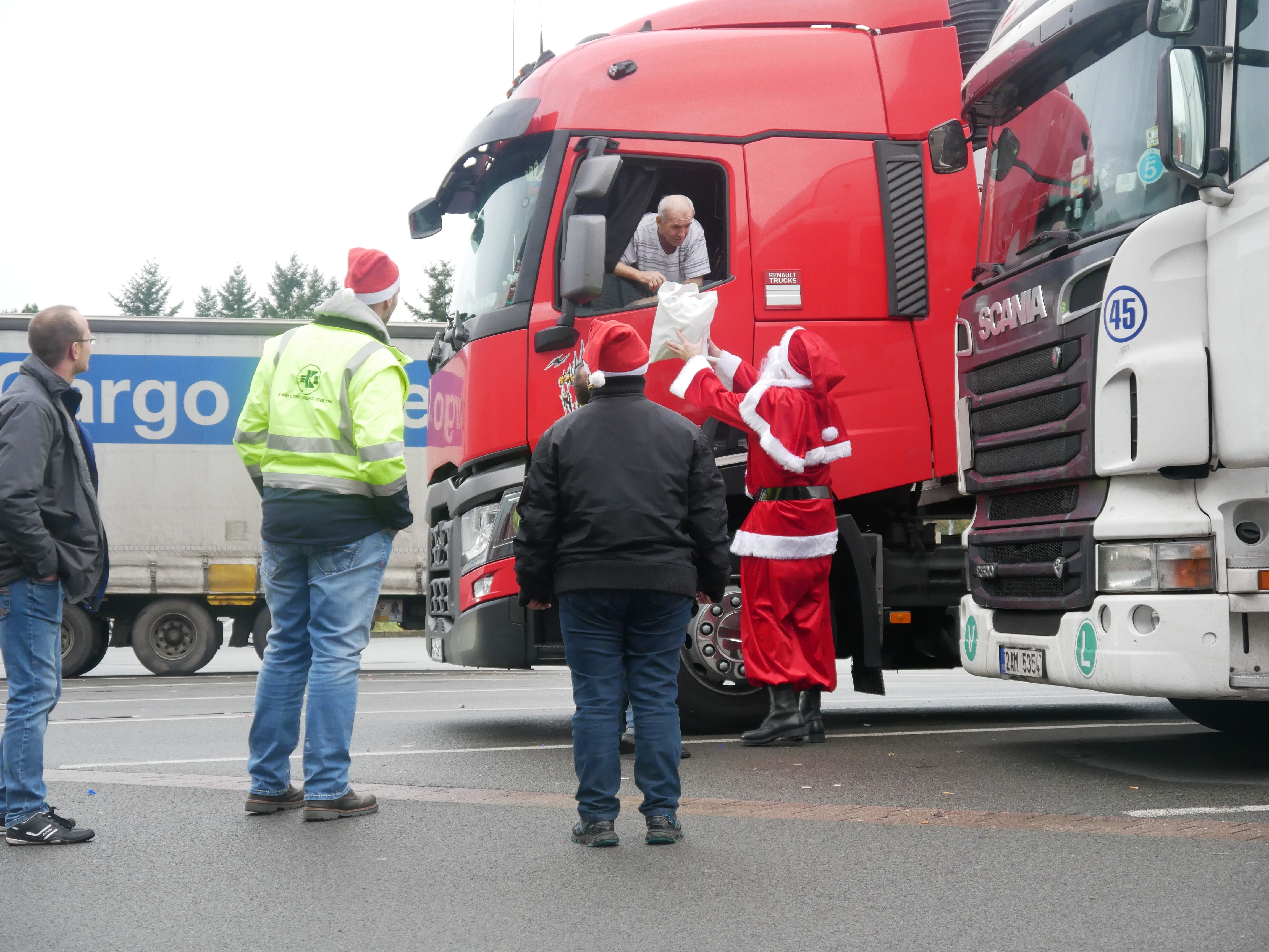 Die Lkw-Fahrer freuten sich über die Geschenke