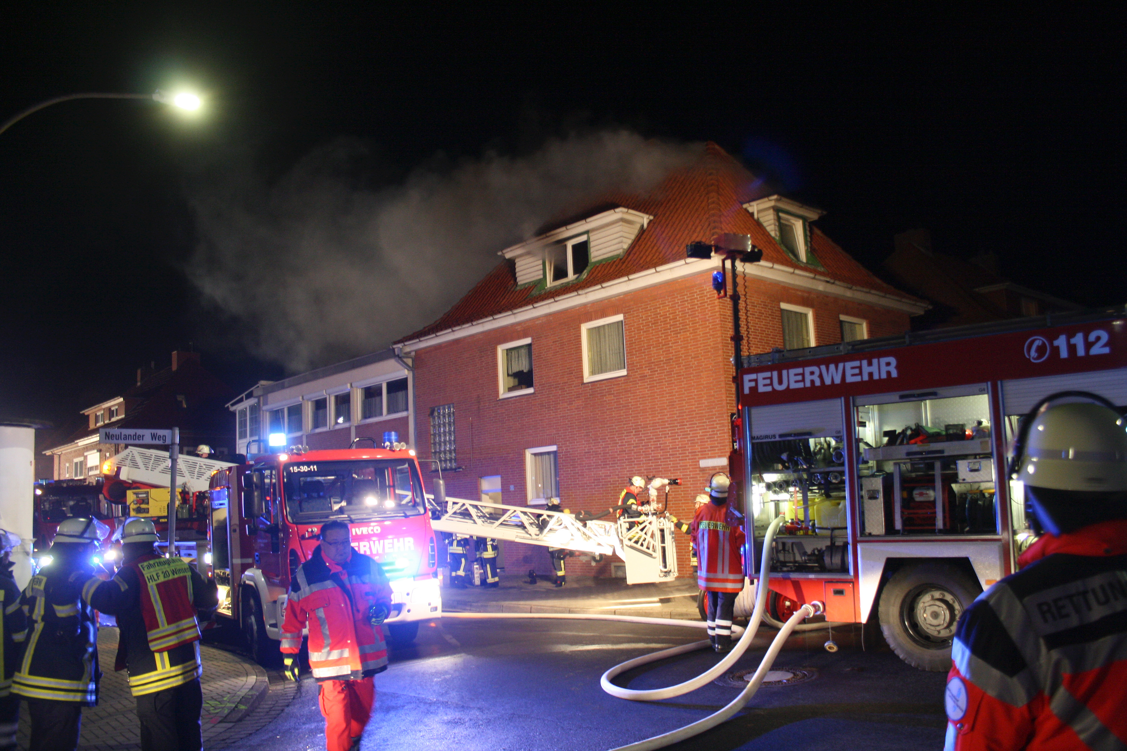 Dichter Rauch drang aus dem Dach des Hauses