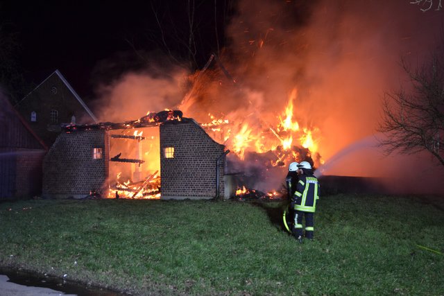 Ein aufmerksamer Nachbar hatte den Notruf gewählt, nachdem er ein Knallgeräusch gehört und das Feuer bemerkt hatte