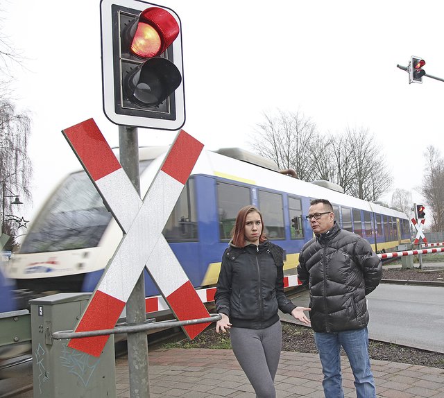 Angelina und Ernst Rodrigo sind genervt von geschlossenen Bahnschranken Foto: jd