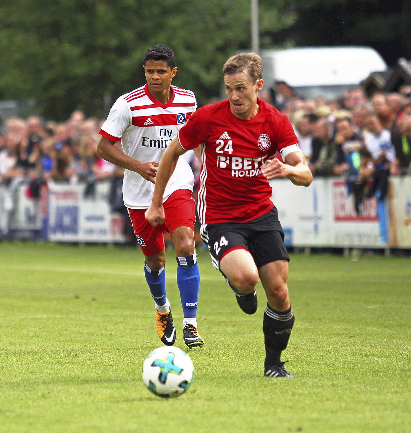 Kapitän Lukas Kettner (TSV Buchholz 08) ist in dieser Szene seinen Gegenspielern entwischt. Douglas Santos vom HSV kann nur noch hinterherschauen