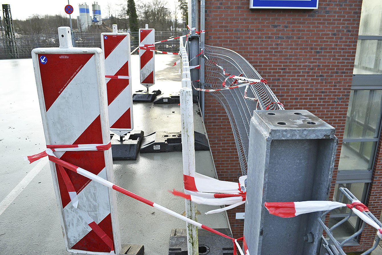 Der Sachschaden nach dem Unfall auf dem oberen Parkdeck. Die genaue Höhe ermittelt nun ein Gutachter