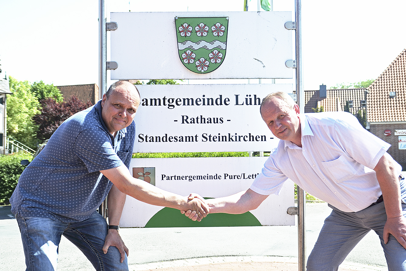 Lühes Samtegmeinde-Bürgermeister Michael Gosch (li.) und Aivars Volfs unterzeichneten 2008 den Partnerschaftsvertrag. 2016 waren die Letten zuletzt im Alten Land
