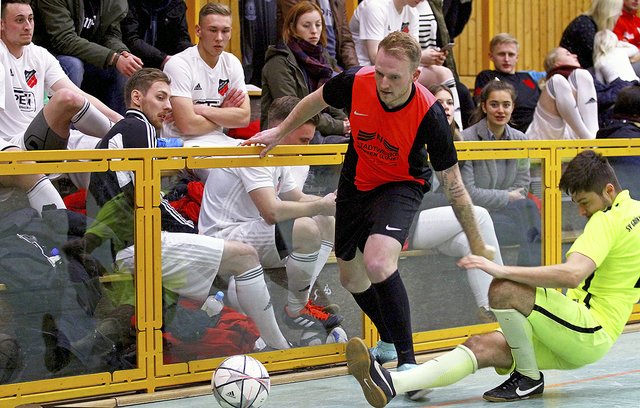 Giovanni Düring (li.) vom TSV Auetal war im Halbfinale gegen Grün-Weiß Harburg kam vom Ball zu trennen. Auf der Tribüne warteten schon die torhungrigen Spieler des MTV Egestorf auf ihren Endspielgegner