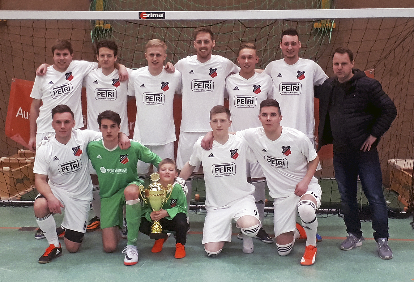 Das Siegerteam des MTV Egestorf mit Nachwuchskicker Mio Beck (Sohn des Trainers) mit Pokal und Jörn Stolle von der Sparkasse