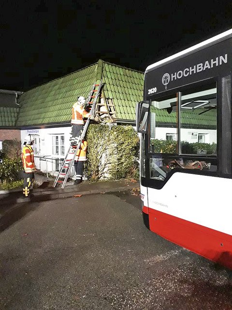 In Fleestedt prallte ein Linienbus gegen eine Hauswand
