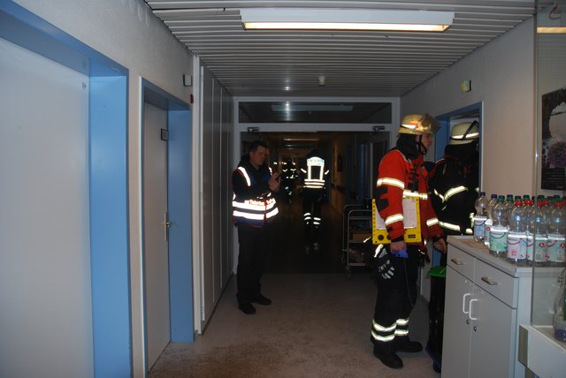 Die Feuerwehr im Eisnatz auf der betroffenen Station
