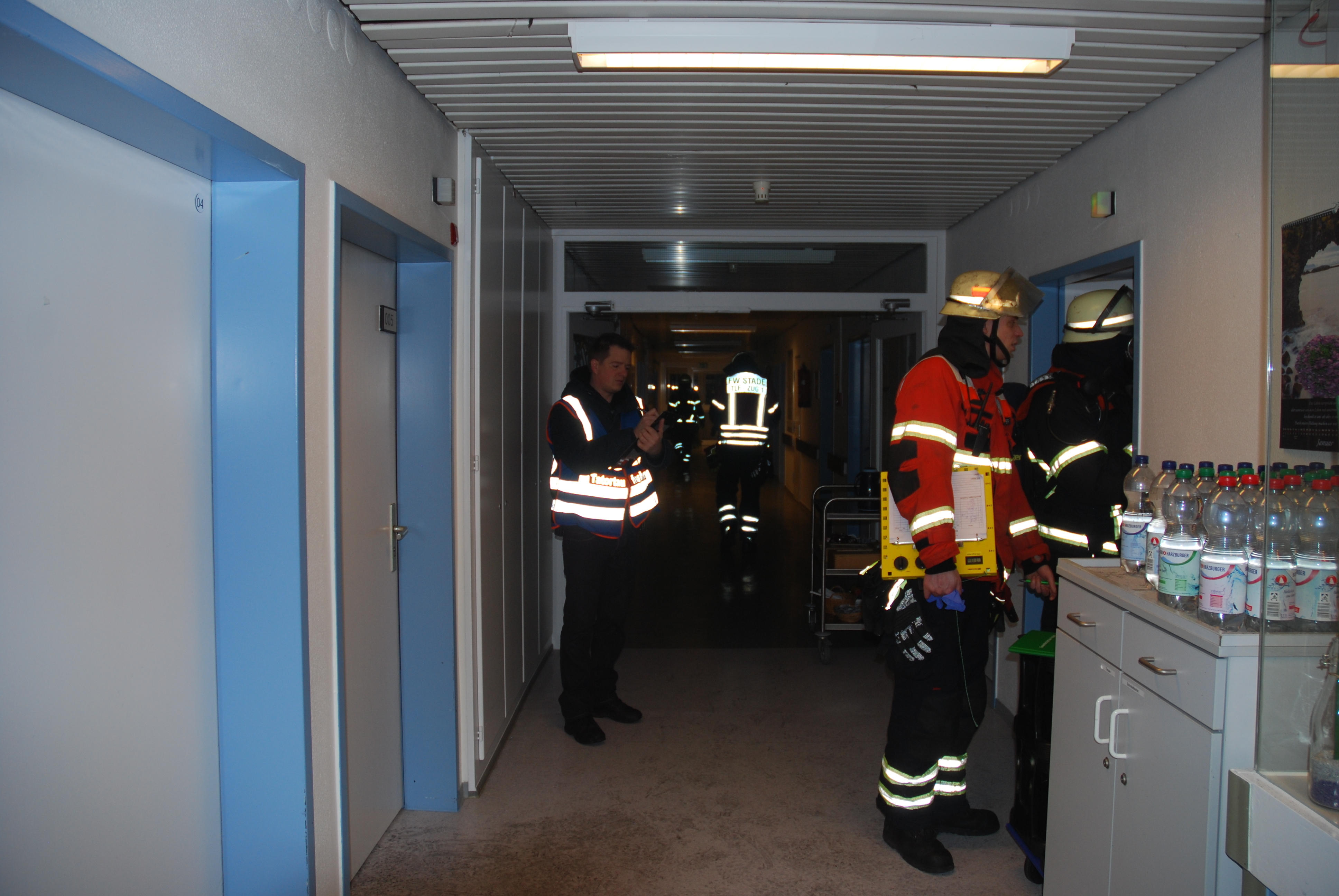 Die Feuerwehr im Eisnatz auf der betroffenen Station