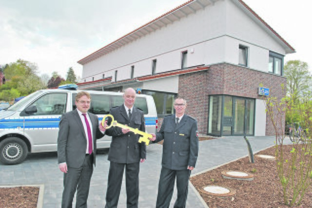 Eines der wichtigen Ereignisse in 2017: die Einweihung der neuen Salzhäuser Polizeistation mit (v. li.) Samtgemeinde-Bürgermeister Wolfgang Krause, Stationsleiter Michael Stolze und Uwe Lehne, Leiter der Polizeiinspektion Harburg | Foto: archiv/ce