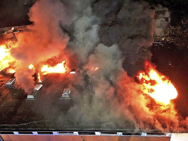 Ein Dank des Bürgermeisters geht an den unermüdlichen Einsatz der Feuerwehren, hier beim Brand der Sporthalle am Ilmer Barg Fotos: Feuerwehr/Stadt Winsen
