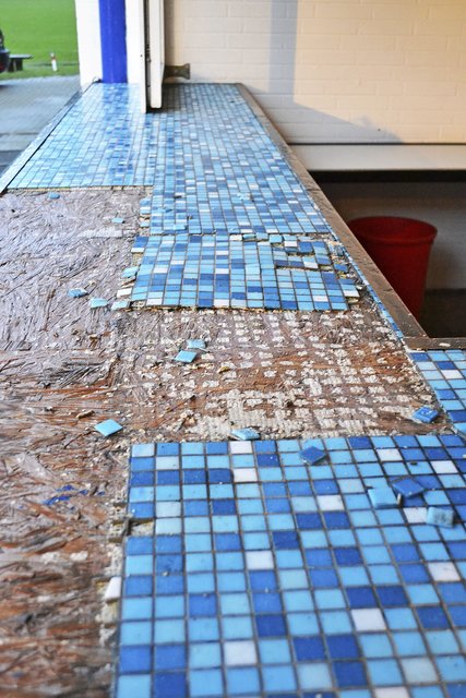 Erneut haben Unbekannte auch die Mosaik-Fliesen vom Tresen abgerissen