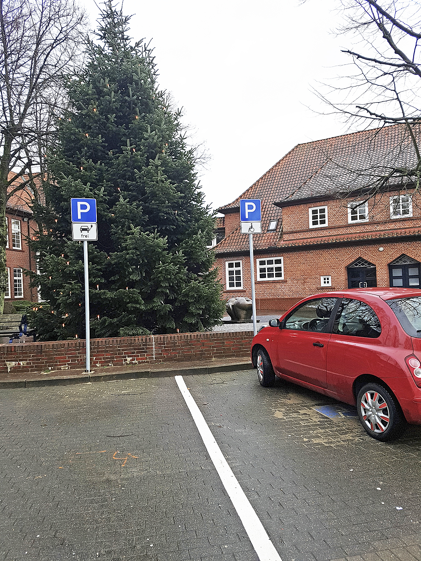 Auf dem Rathausplatz steht jetzt neben einem Behindertenparkplatz (re.) auch eine Stellfläche für E-Fahrzeuge zur Verfügung