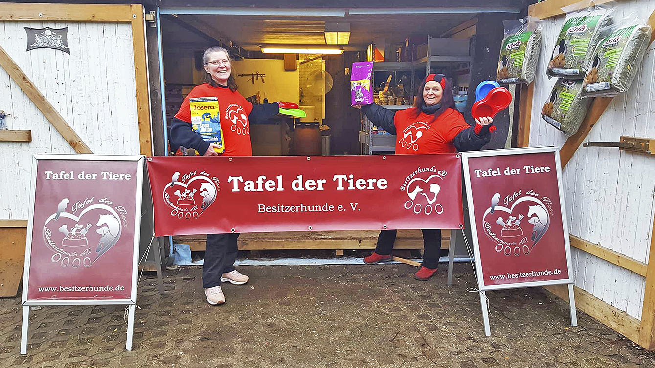 Christine Boll (li.) und Andrea Williams an ihrer neuen Ausgabestelle in Handeloh-Wörme