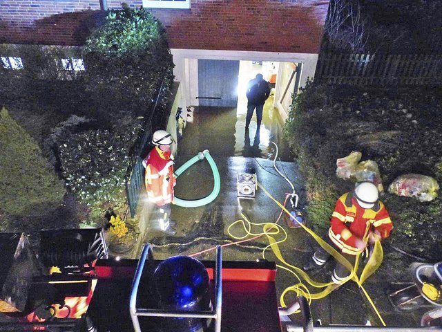 In der Straße „Am Försterland“ in Fleestedt wurde eine Garage überflutet | Foto: Timo Bamberger / Feuerwehr Fleestedt