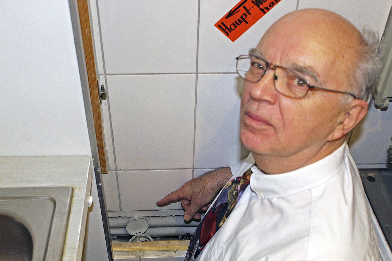 Einen Druckminderer kann er hinter seiner Wasseruhr nicht finden: der Neu Wulmstorfer Henrik Kruse