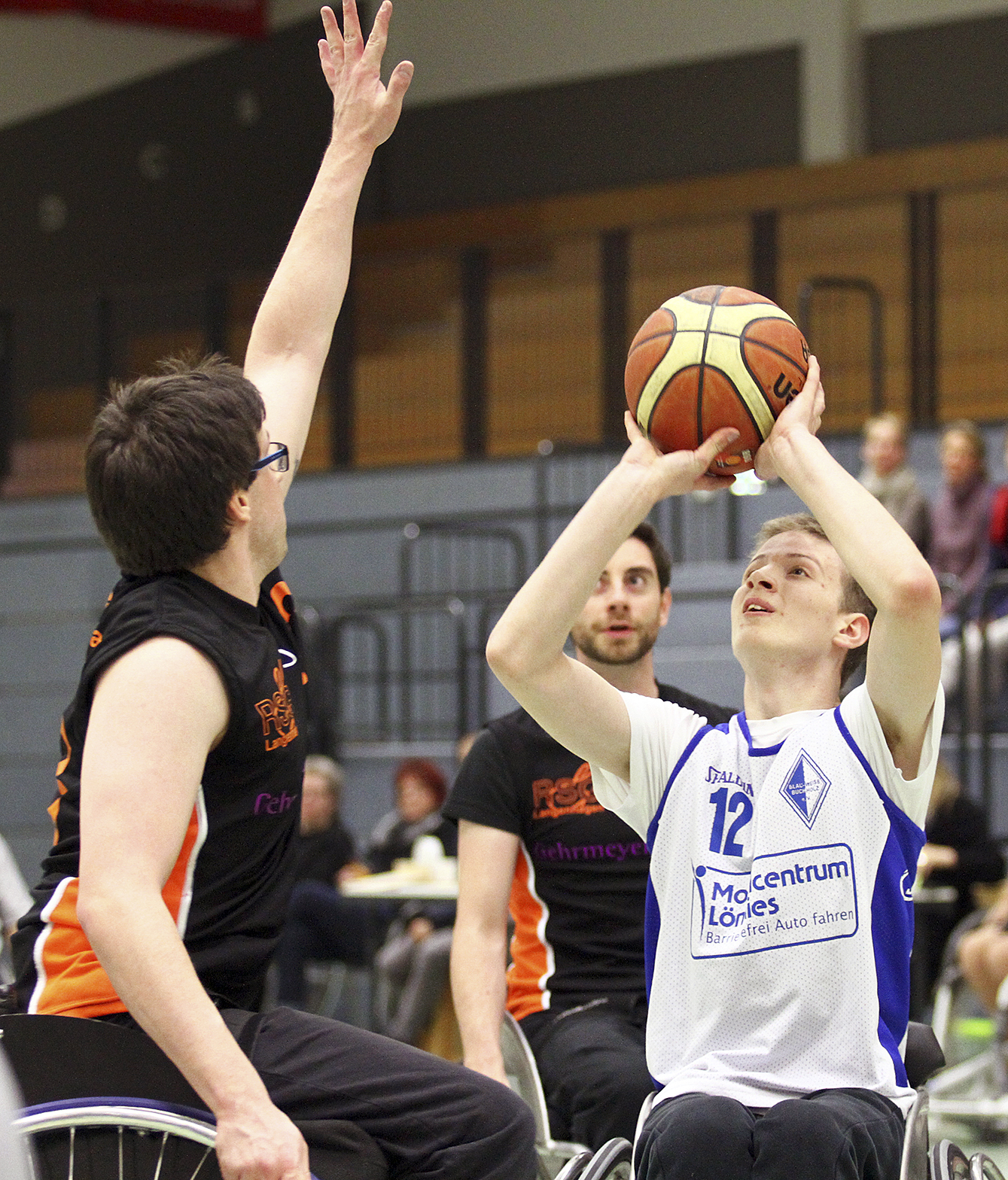 Blau-Weiss-Nachwuchsspieler Tim Trömer (re.) beim Korbwurf